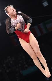 阿斯顿维拉在埃梅里带领下强势冲击英超争冠，与阿森纳激烈争夺榜首。